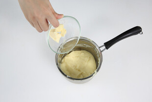 往锅中倒入黄油