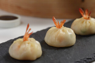 美味虾饺摆放在黑色石板上