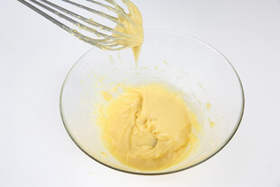 搅拌蛋液于玻璃碗中