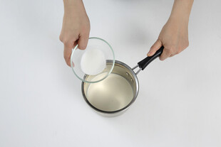 双手锅中倒食材