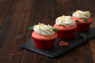 美味草莓纸杯蛋糕摆拍