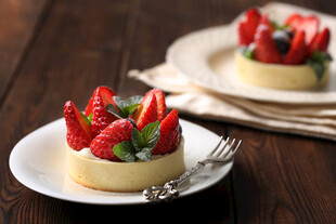 草莓装饰的美味芝士蛋糕