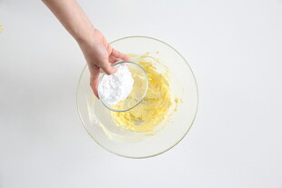 手拌蛋液于透明碗中