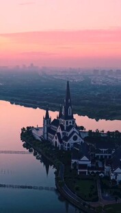 湖畔城堡的绝美黄昏景色