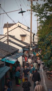 热闹古街集市景象