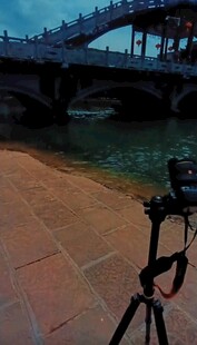 河畔相机架起的风景时刻