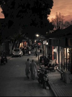 黄昏下的温馨小镇街道