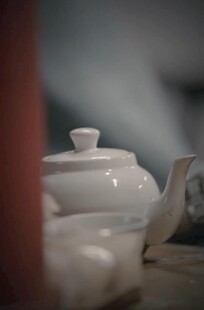 素雅白瓷茶壶茶具特写