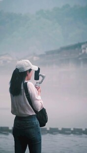 女子雨中撑伞抱熊猫玩偶