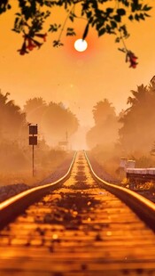 夕阳下延伸的铁轨美景