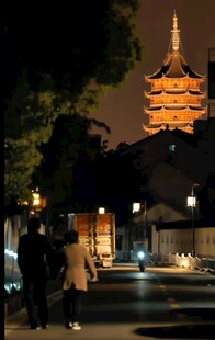 夜晚古寺前的静谧景象