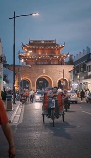 古城街头的热闹瞬间