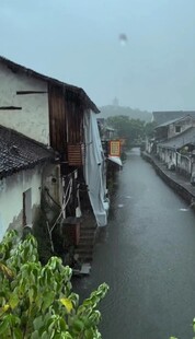 水乡老旧建筑旁的河道