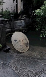 雨中倾斜的古朴圆形物件