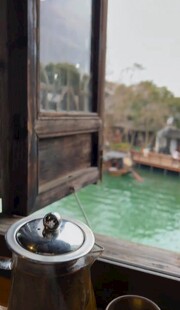 窗边暖壶望水乡景色