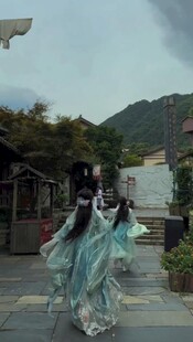 古风女子轻盈起舞