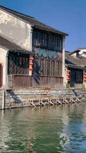 江南水乡古建筑临水而立