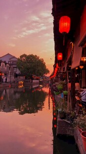 水乡暮色中的红灯笼美景