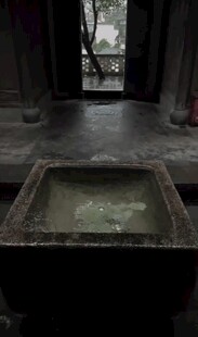 古老房间中的方形浅水池