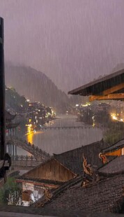 黄昏下的河畔建筑景观