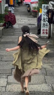 街头飘逸长裙女子起舞