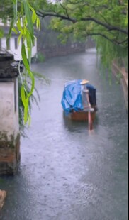 江南水乡雨中泛舟景象