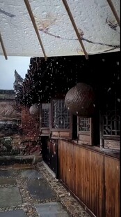 古雅屋檐下的中式庭院景致