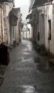 江南雨巷中的古朴景象