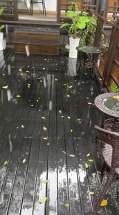 雨中木质露台