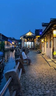 夜幕下的水乡街道美景