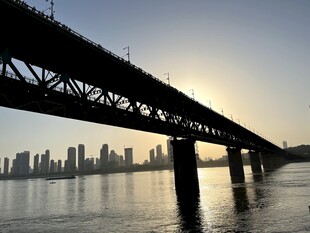 日落的跨江大桥