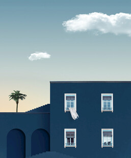 蓝色建筑与天空下的景致