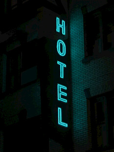 夜间发光的酒店招牌
