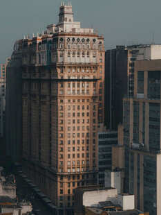 城市中高耸的复古风格建筑