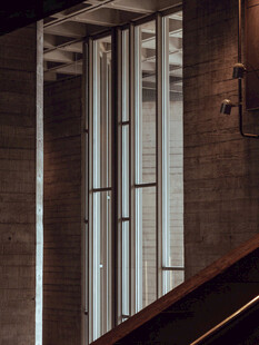 现代建筑内的电梯与楼梯