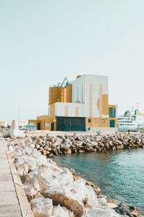 海边码头旁的黄白建筑