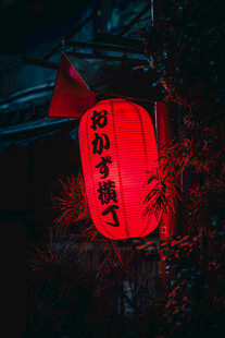 红灯笼映照夜色