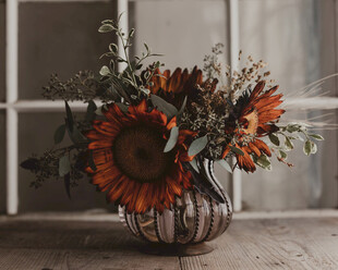 花瓶中的多彩向日葵