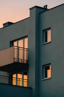 夕阳下的简约公寓建筑