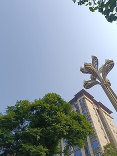 仰视建筑旁的十字架景观