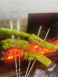 炭火烤架上的翠绿烤青椒