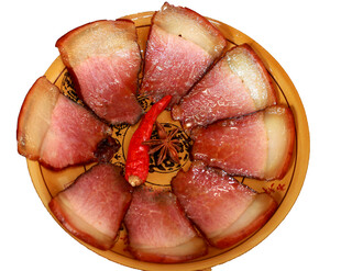 美味切片腊肉摆盘展示