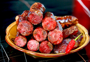 美味香肠摆放在碗中