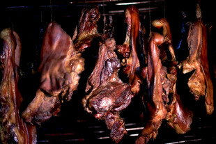 悬挂的美味风干肉制品