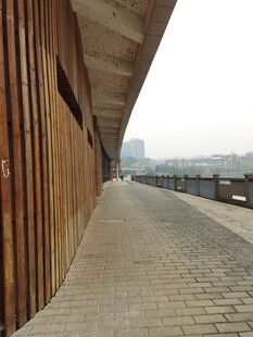 木质长廊下的砖石步道