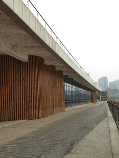 城市高架下的木质墙面景观