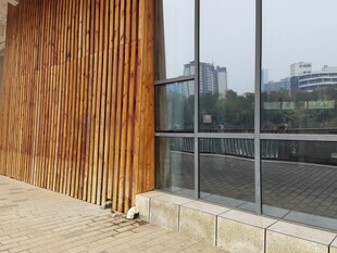 木质与玻璃结合的建筑外观