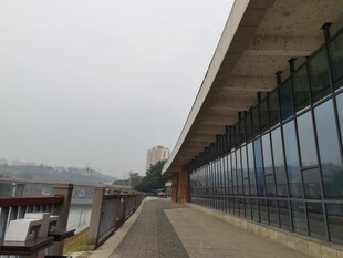 河畔现代建筑外观风景