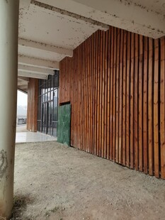 木质墙面的建筑空间