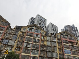 老旧居民楼与现代高楼对比